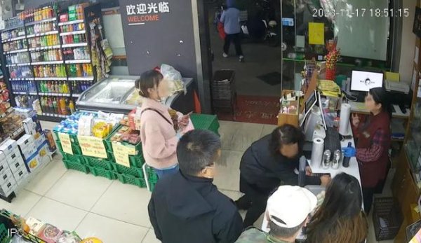 红太阳配资 女子与便利店收银员争执中突然倒地，次日不治身亡！家属索赔218万元……